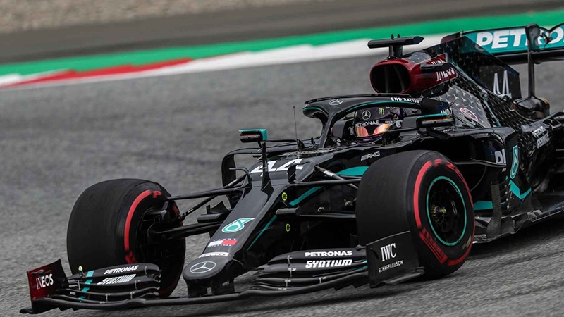 El equipo Mercedes AMG PETRONAS salió a las pistas con un mensaje contra el racismo y la discriminación